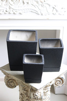 Black Volcan, czarna doniczka na kwiaty z podstawką, stożek