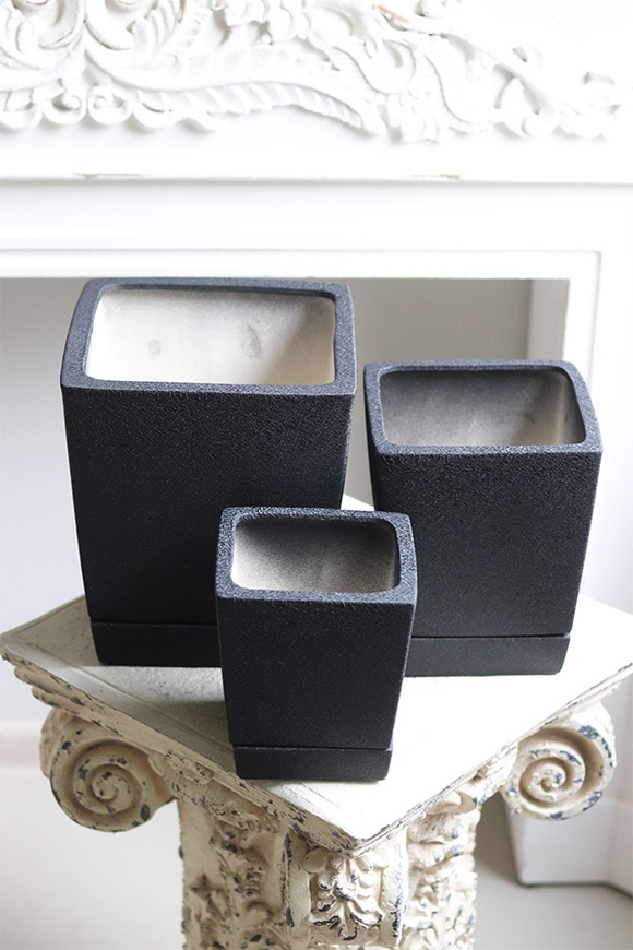 Black Volcan, czarna doniczka na kwiaty z podstawką, stożek