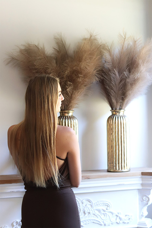 Trawy Pampasowe Africana, kompozycja kwiatowa w złotym wazonie