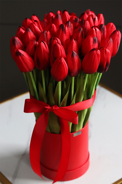 walentynkowy flowerbox wiosenny Czerwone Tulipany z kokardą