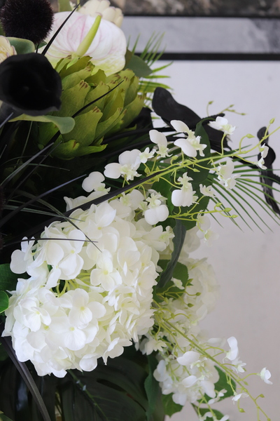 Black&White Opera Saute, kompozycja kwiatowa w naczyniu klienta