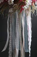 Wielkanocny wianek kwiatowy z wstążkami