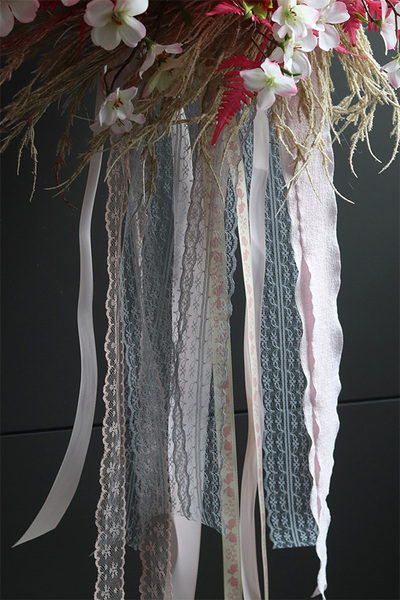 Wielkanocny wianek kwiatowy z wstążkami