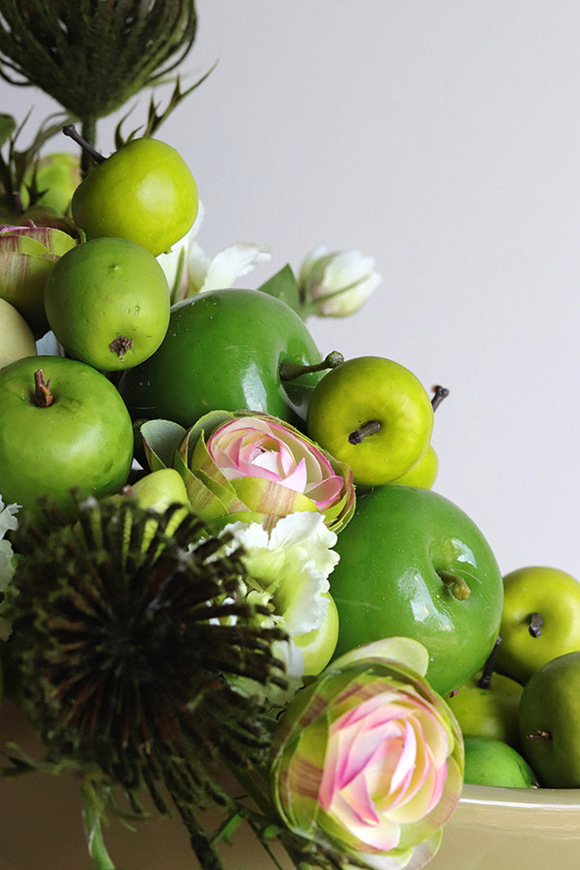 Apple Green, kwiatowa w naczyniu z owocami