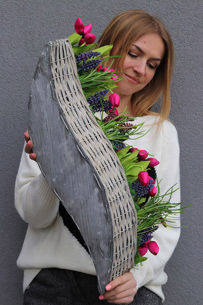 Tulipaneczki, kompozycja nagrobna w koszu