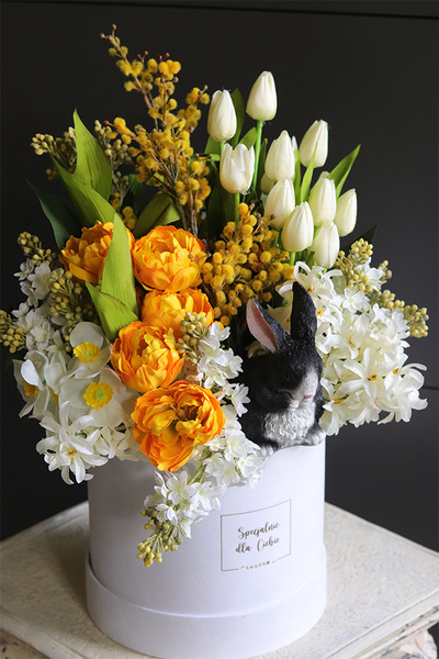 Króliczek w Ogrodzie, wiosenny flowerbox z figurką