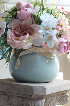 Deluni Ferana 3, kompozycja kwiatowa z kokardką, wys.22cm 