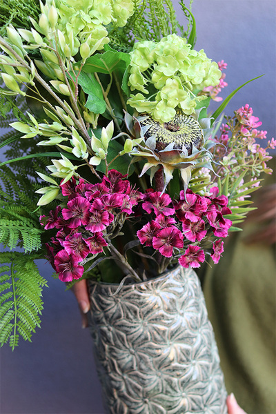 Nedila Krelita, kompozycja kwiatowa w naczyniu