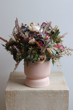 OD RĘKI Modern Romance, kompozycja kwiatowa w różowej donicy, wys.30cm