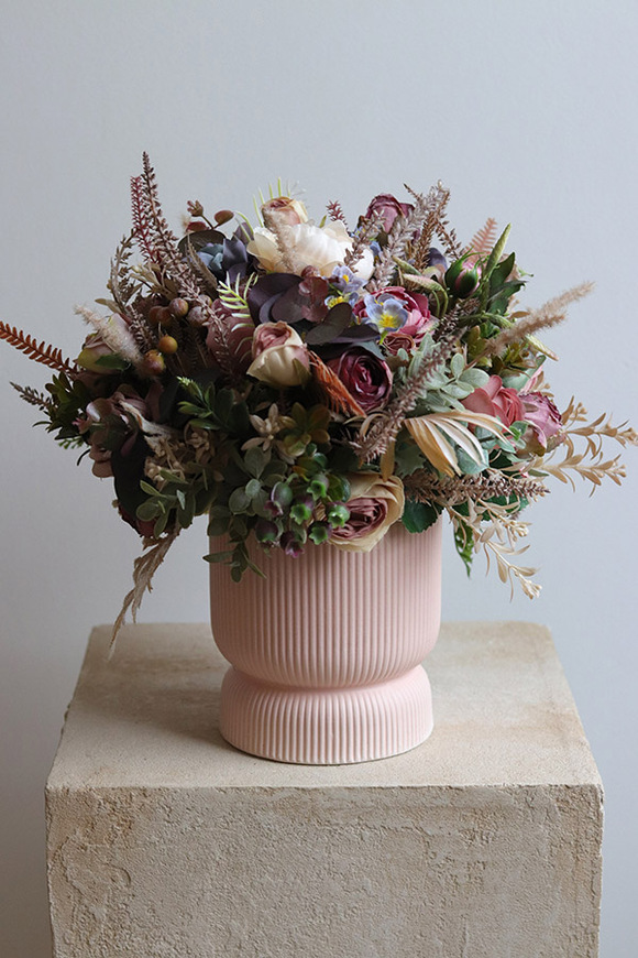 Modern Romance, kompozycja kwiatowa w różowej donicy