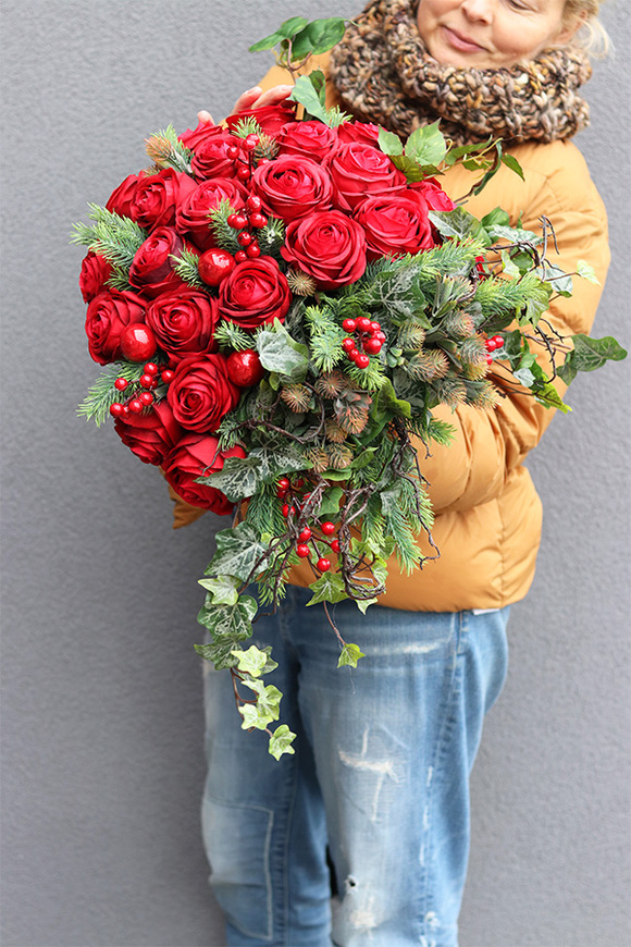 Red Love, zimowa dekoracja nagrobna w misie