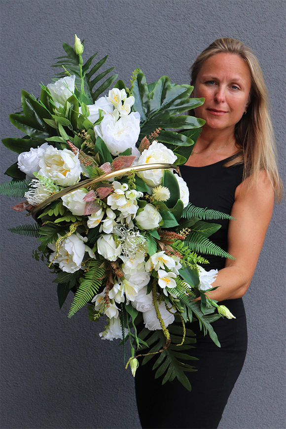 Wspomnienie Biel, dekoracja nagrobna w metalowym koszu