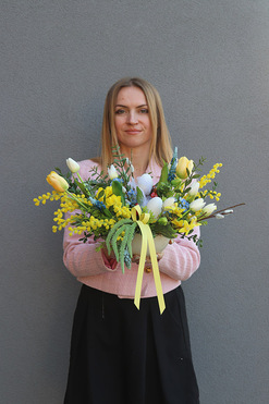 OD RĘKI Mimosis, stroik wielkanocny z kurami, wys.26cm