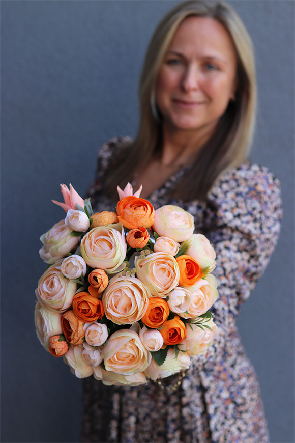 Orangina, flowerbox z pomarańczowymi kwiatami