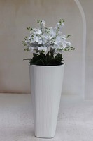 Madrid Stripes, duży storczyk podłogowy w białej donicy