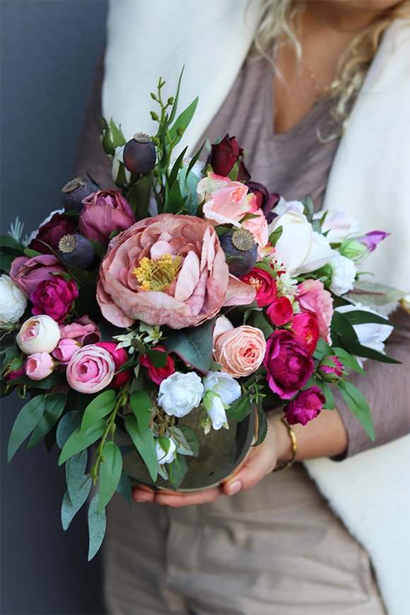 Derenata 2, kompozycja kwiatowa w złotej donicy