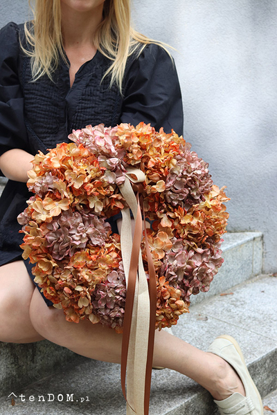 Fall Hydrangeas 3, wianek na drzwi z pomarańczowych hortensji