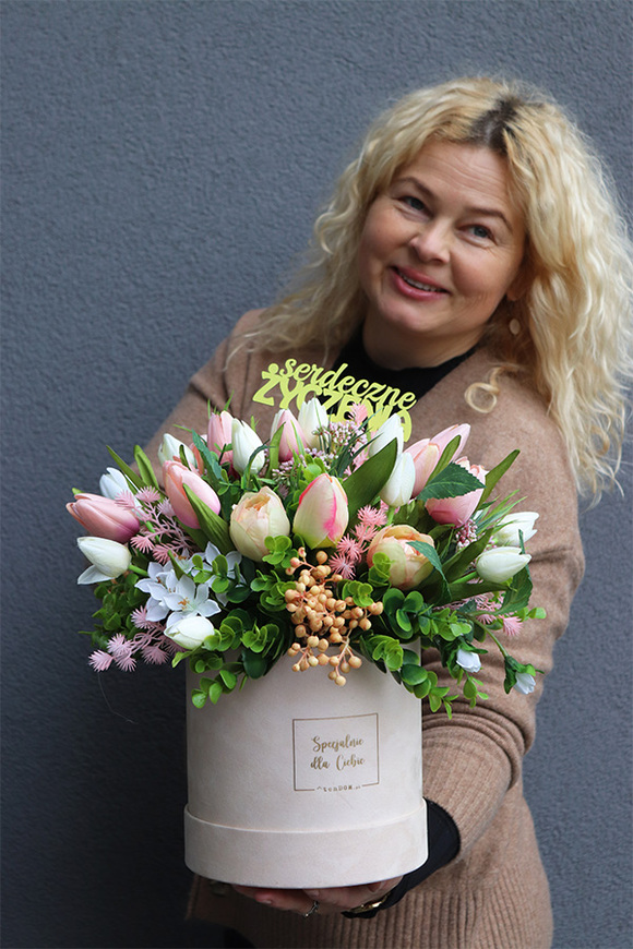 Celina Modeno, welurowy flowerbox z tulipanami