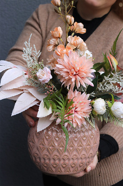 Dulia, wąska kompozycja kwiatowa na półkę, wys.47cm 