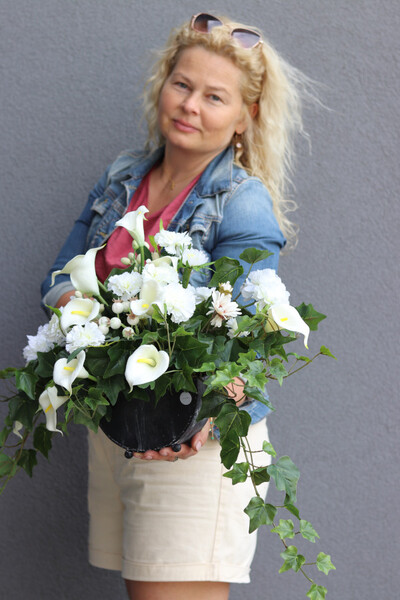 dekoracja nagrobna w naczyniu metalowym