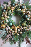 Złoty Wiek, świąteczny wianek z bombkami