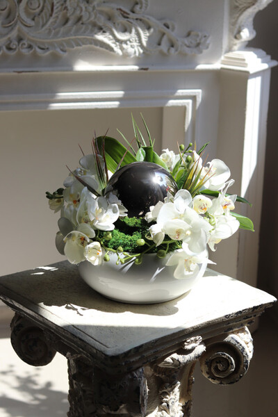 Dekoria Round, kompozycja kwiatowa w białej misie