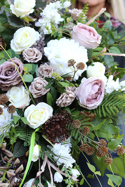 Cappucino, nagrobna kompozycja w misie, wym.40x98x55cm