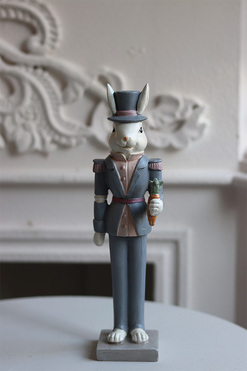 OD RĘKI Easter Gentleman, figurka zajączek w mundurze A, wys.23cm 