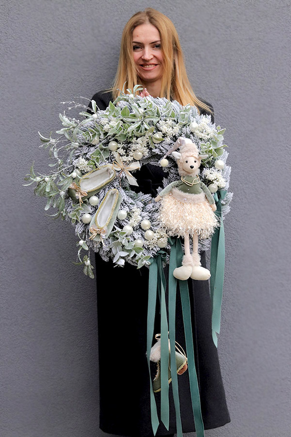 Zimowa Ballerina, świąteczny wianek dekoracyjny