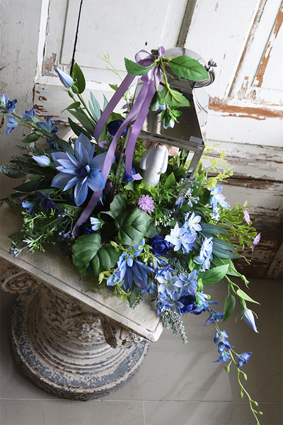Angelo Garden Bluenia, kompozycja nagrobna ze srebrnym lampionem, wys.53cm 