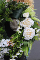 Legenda, wieniec nagrobny z białymi kwiatami