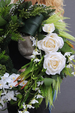 Legenda, wieniec nagrobny z białymi kwiatami, śr.48cm