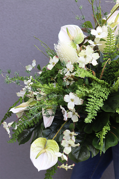 Protea&Anturium Volcan, kompozycja nagrobna w misie