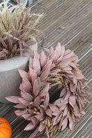 Wrzosowisko Capuccino, dekoracyjny wianek z liści i traw