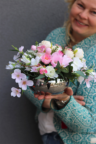 Bella Hilton S kompozycja kwiatowa w lustrzanej misie