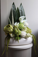 Parina Kalle, kompozycja kwiatowa w owalnej misie