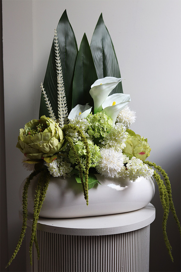 Parina Kalle, kompozycja kwiatowa w owalnej misie