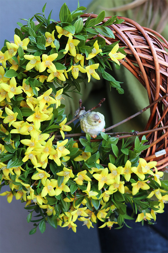 Ptaszek na Forsycji, wielkanocny wianek na drzwi