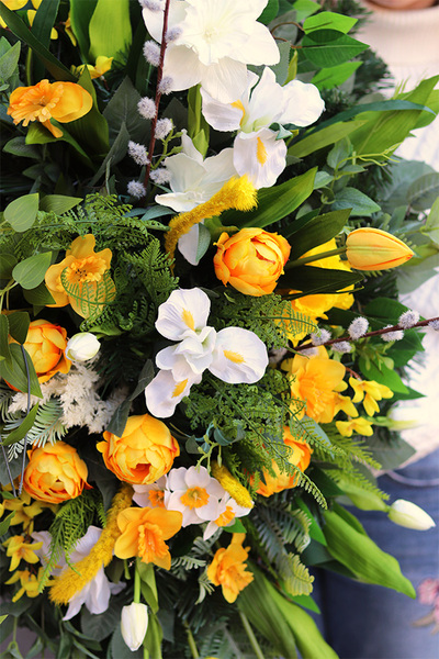 Spring Moment, wiązanka nagrobna z wiosennymi kwiatami