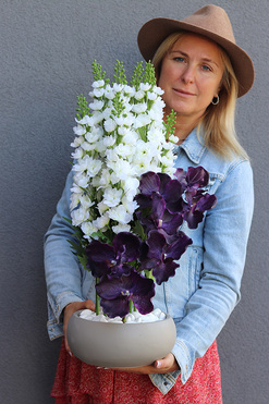 OD RĘKI Mikso, nowoczesna dekoracja ze storczykiem i ostróżką, wym.60cm 