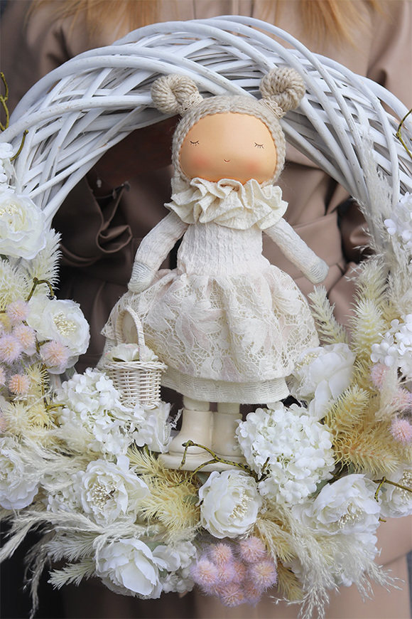 Doll Madleine, wianek dekoracyjny z lalką