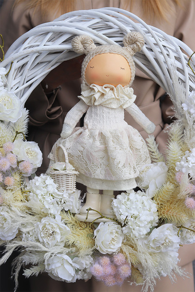 Doll Madleine, wianek dekoracyjny z lalką