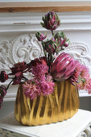 Olivina, kompozycja z proteą w złotym naczyniu