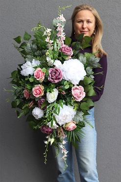 Memorita Karolka, nagrobna kompozycja w misie, dł.90cm