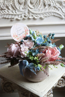 Reffia, kompozycja kwiatowa w naczyniu w groszki