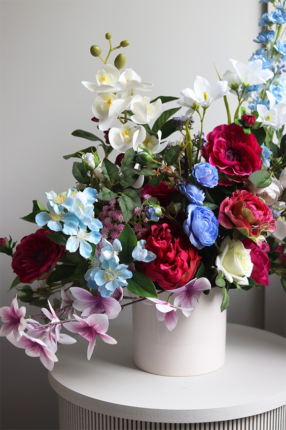 Kreoneta Figaro, kompozycja kwiatowa w naczyniu