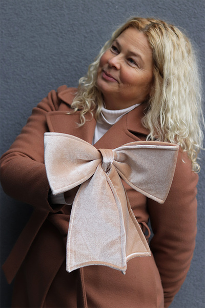 Decoratoria Beige, welurowa kokarda zawieszka