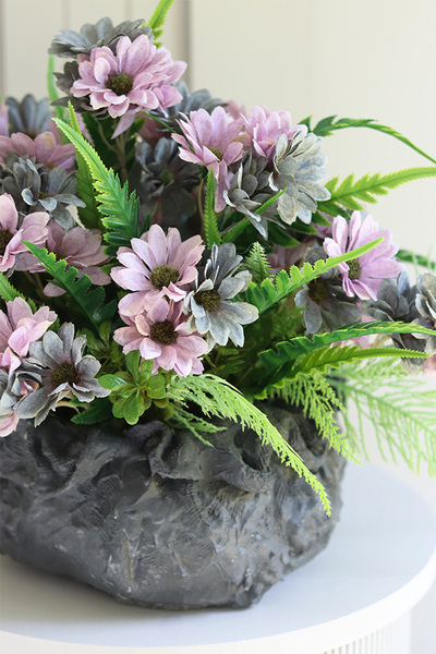 Alma Volcan, fioletowe kwiaty w ciężkim naczyniu