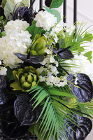 Black&White Opera Saute, kompozycja kwiatowa w naczyniu klienta