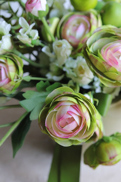 Apple Green, kwiatowa w naczyniu z owocami